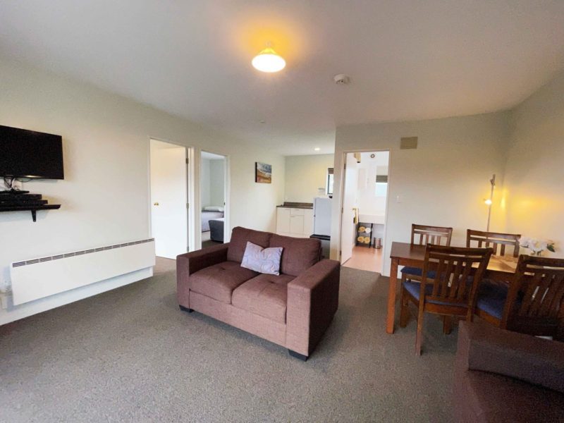 Family Unit Spacious family unit with 2-Bedrooms. Queen bed in one room & 3 Singles in other bedroom. Kitchen with and hotplate, microwave, electric frying pan, toaster and tea & coffee making facilities. Separate bathroom. SKY TV & DVD player.
