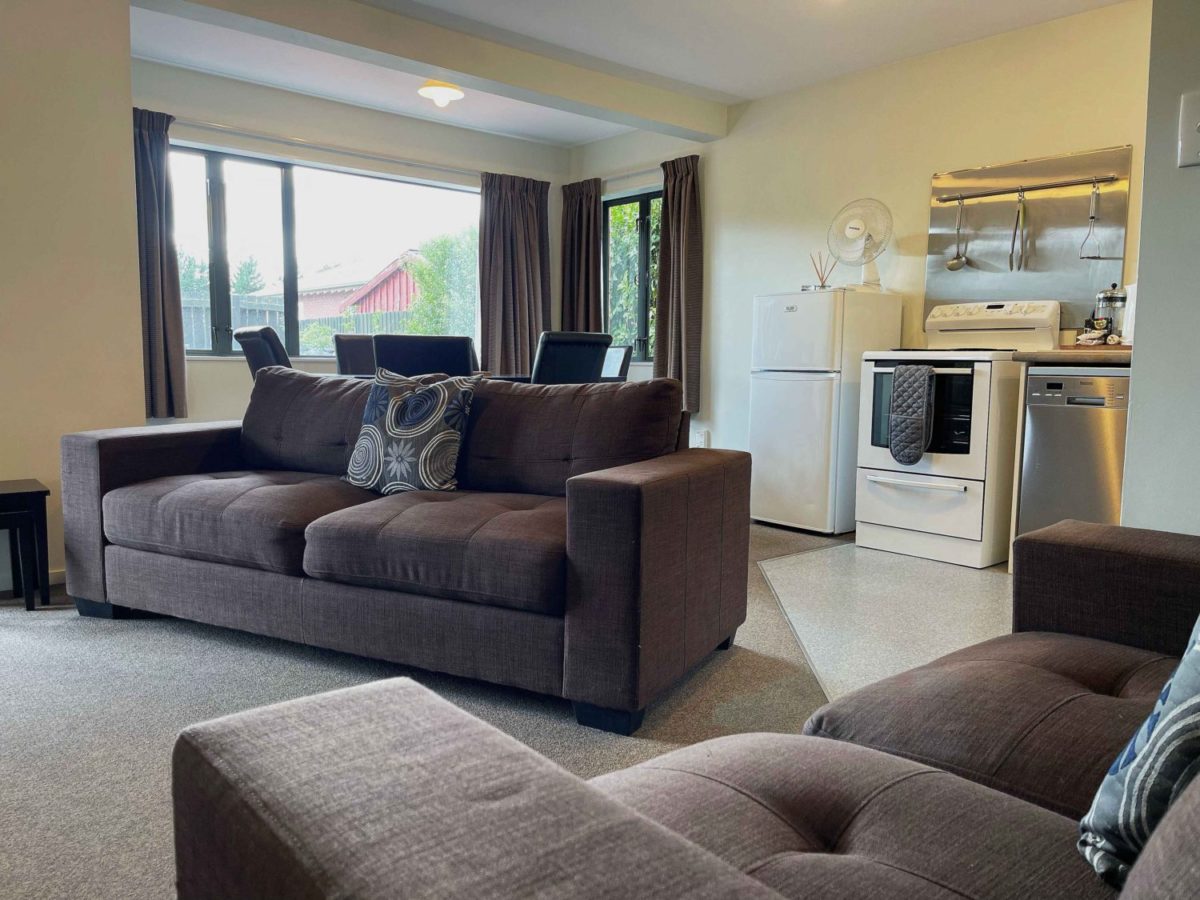 Lodge Spacious 2-bedroom unit. Queen & Single bed in each bedroom. Fully equipped kitchen. Separate bathroom, 2 showers, 2 toilets. Great unit for long term stay or group bookings. SKY TV & DVD player.